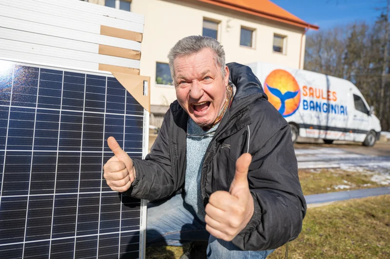 Dr. Algirdas Amšiejus prie saulės modulių