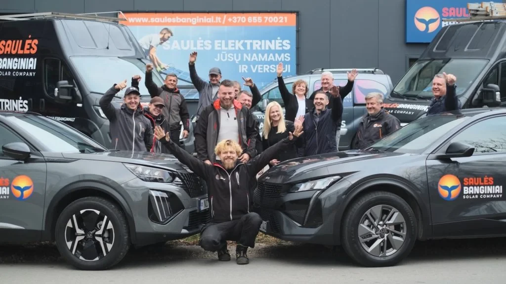 Saulės Banginių komanda prie įmonės automobilių